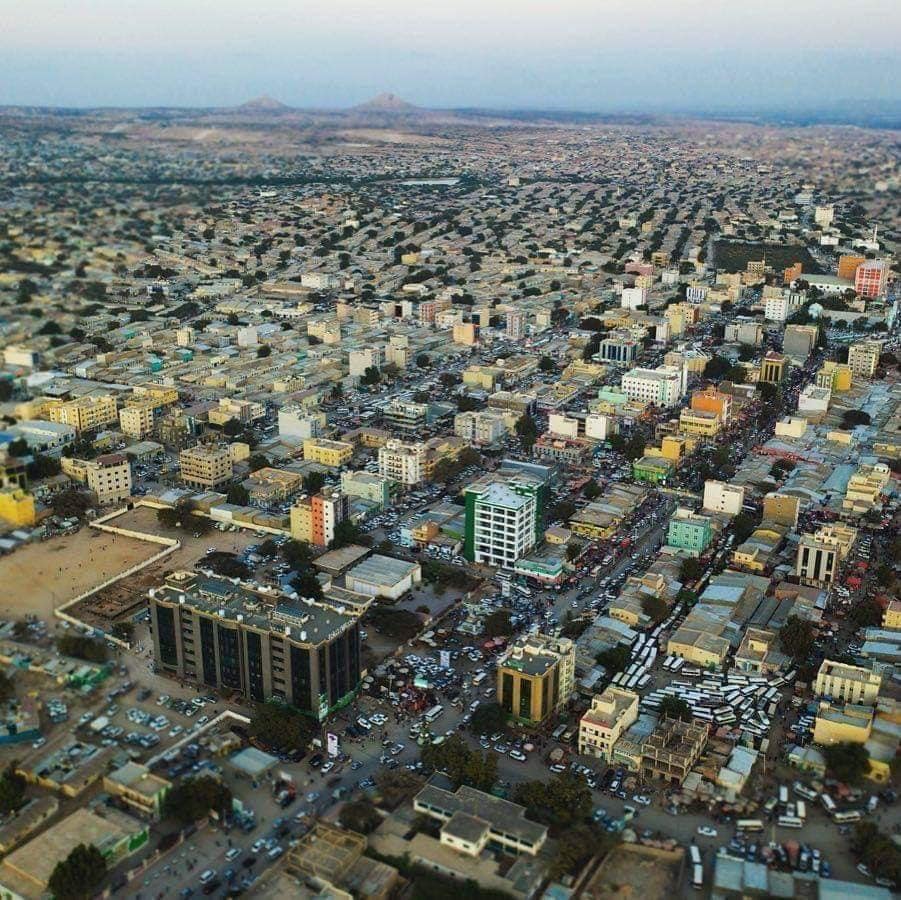 Vue aérienne de Hargeisa — un État qui administre, juge et protège son territoire, mais reste sans siège à l'ONU.
